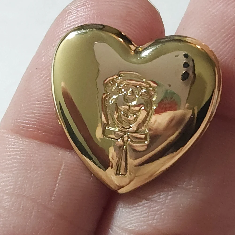 Warner Brothers 2010 Gold Plated Yogi Bear Heart Brooch Soild Heavy Heart Pin